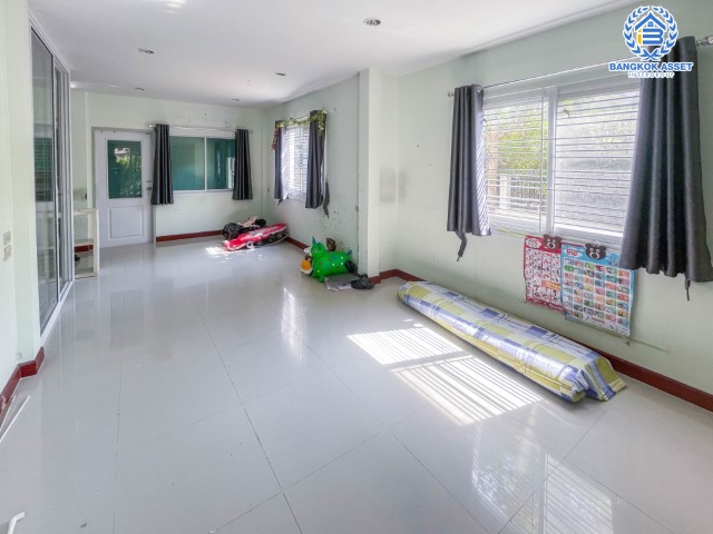 *****ทาวน์เฮ้าส์มือสองย่านนนทบุรี ม.บัวทองพาร์ควิลล์12 กาญจนาภิเษก หลังมุม! เนื้อที่เยอะถึง 37.7 ตร.ว. ฟังก์ชัน 3 ห้องนอน 2 ห้องน้ำ 1 ที่จอดรถ บ้านสภาพเหมือนใหม่  บนทำเลเดินทางสะดวก ใกล้เซ็นทรัลเวสต์เกต เพียง 5 นาทีก็ถึงรถไฟฟ้าสายสีม่วง "สถานีบางพลู"